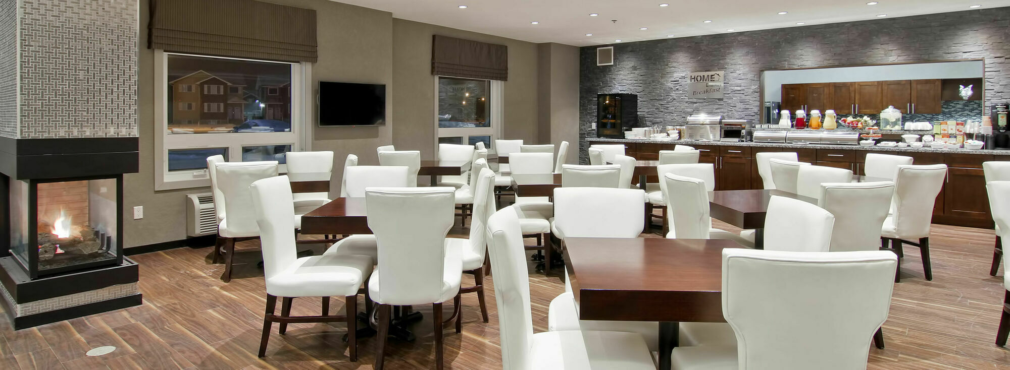 Home Inn & Suites Regina Airport Buitenkant foto