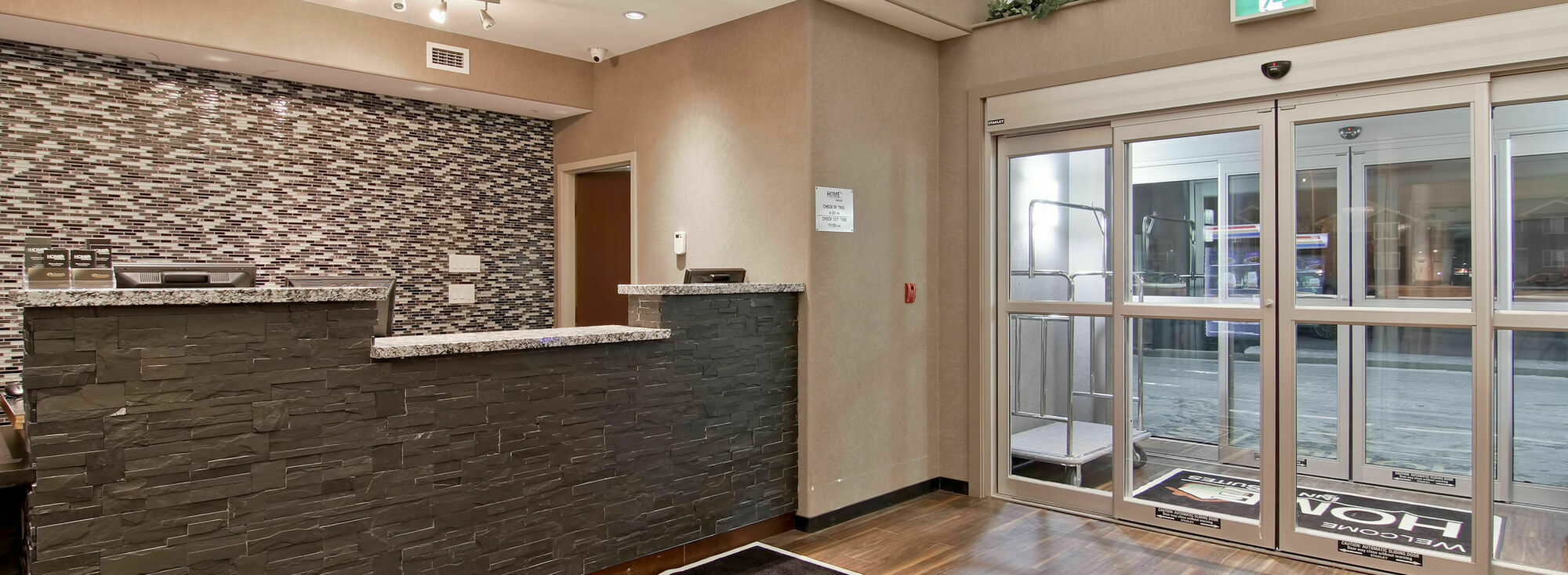 Home Inn & Suites Regina Airport Buitenkant foto